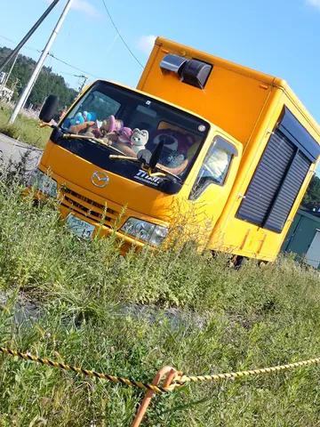 草むらを抜ける黄色の列車