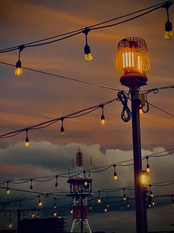 夕暮れを灯す電線