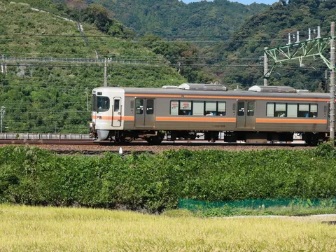 田園を走るレトロ電車