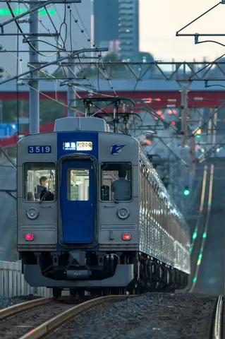 黄昏時を往く都市の車両