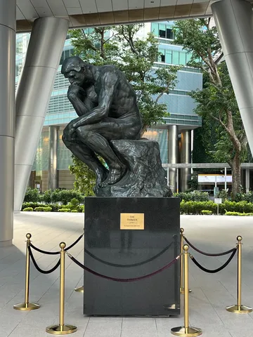思索の像に見とれる