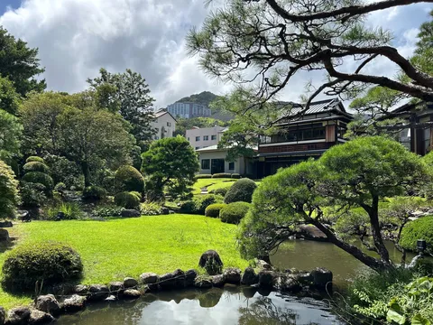 緑が息づく、静寂の和風庭園