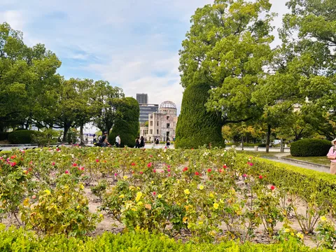 平和への祈り、色とりどりの花