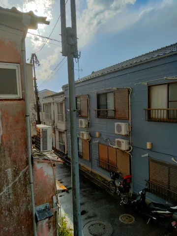 雨粒がきらめく、下町の風情
