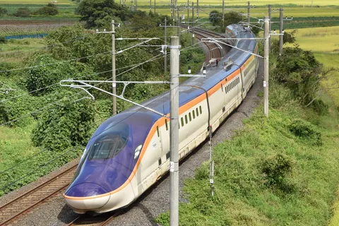 田園を駆ける未来の列車