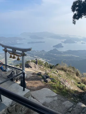 鳥居越しの絶景、島々の海景色