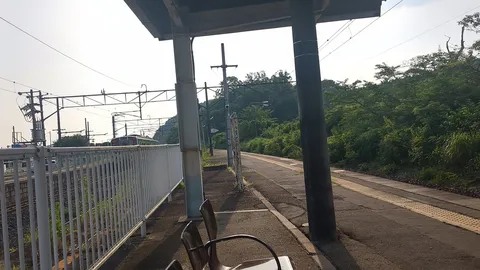 静寂の駅、緑の残像