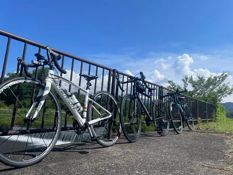 自転車と夏の空、並んで休憩中