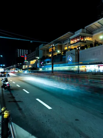 夜の光跡が走る街