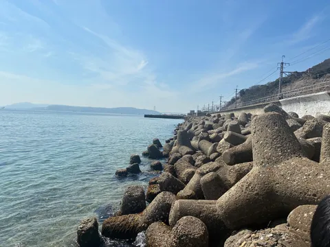 テトラポッドと青い海