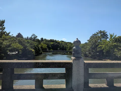 新緑に映える古城と穏やかな水面
