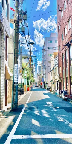 路地の先に輝くタワー