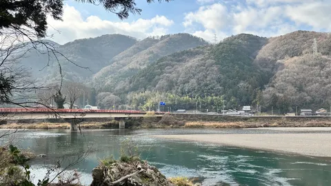 山と川と静かな橋