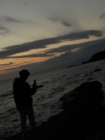 海辺に揺れる影の夕暮れ
