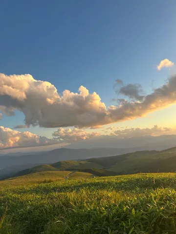夕暮れに染まる丘の稜線