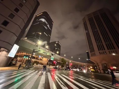 夜の帳に瞬く都会の光