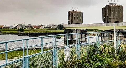 雨音と水門、静かな風景