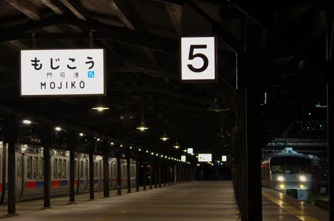 夜の駅、旅立ちの予感