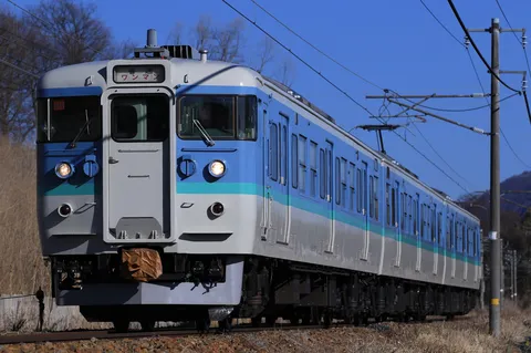 青い列車が描く静かな風景