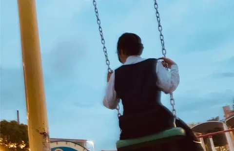 揺れるブランコと空、ノスタルジー