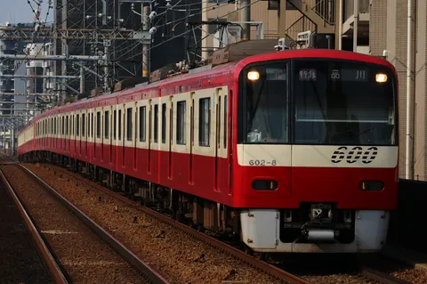 鉄路を彩る朱の息吹