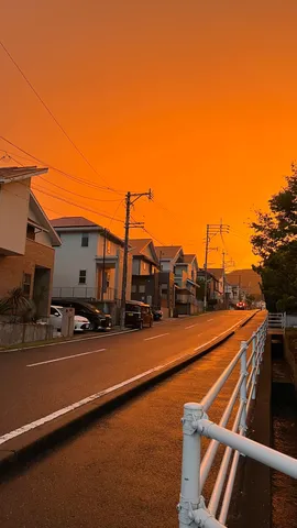 オレンジの街角に響く夕暮れ