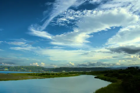 青空と水辺の余韻