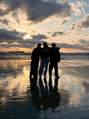 夕暮れの浜辺、友情のシルエット