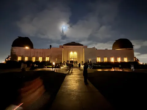 月夜の天文台の灯