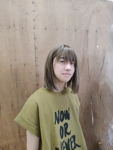 木肌の壁に映る静かな眼差し