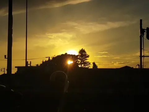 夕焼けに沈む街のシルエット