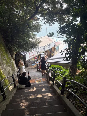 海辺の階段、木漏れ日の誘い