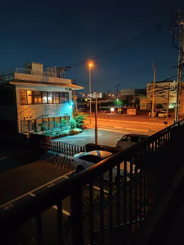 静寂を照らす夜の街灯