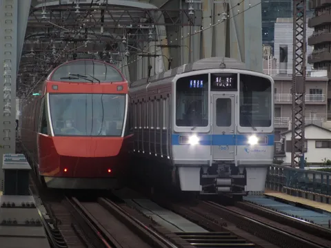 並走する二つの顔