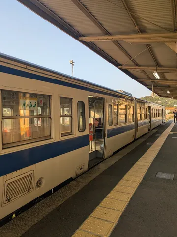 静かに待つ白い列車