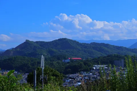 緑深き山々、町並み、そして空