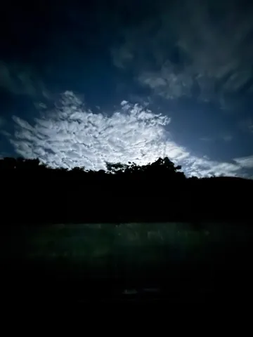 夜空に浮かぶ白い雲の波