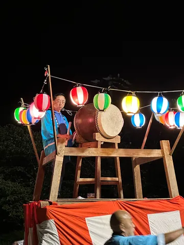 祭りの夜に響く太鼓の音