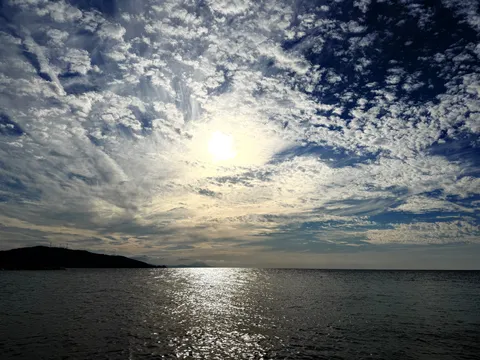 輝く海と広がる雲