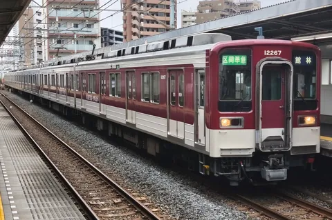 出発前の車両、決めポーズ