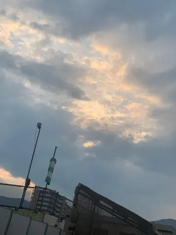 曇り空に差し込む光