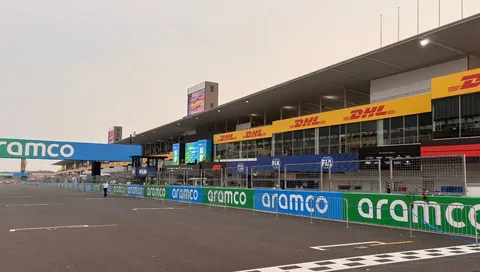 レース前の静かなピットウォーク