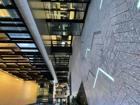 アートな空間を導く光のライン