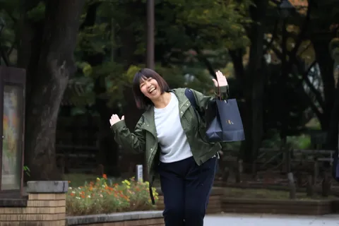 お買い物袋を拎げ、ご機嫌なご様子