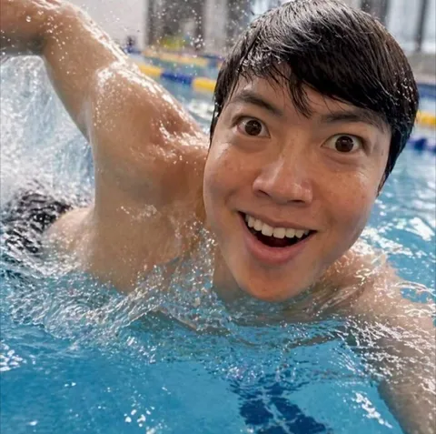 水しぶき弾けるプールの笑顔