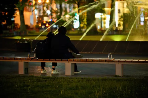 水辺の夜、寄り添うふたり