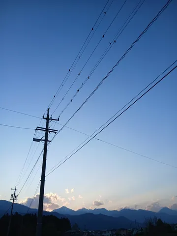 夕暮れの電線と山並み