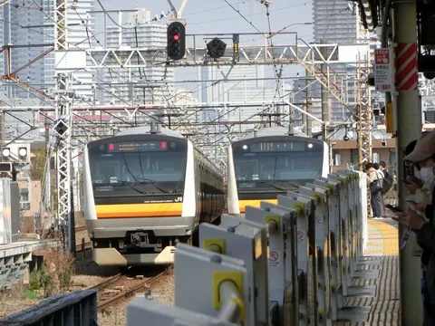 行き交う鉄路の風景