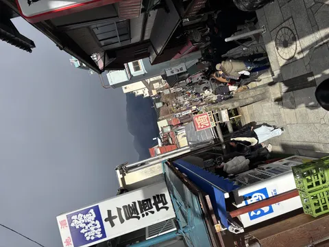 活気あふれる商店街の坂道