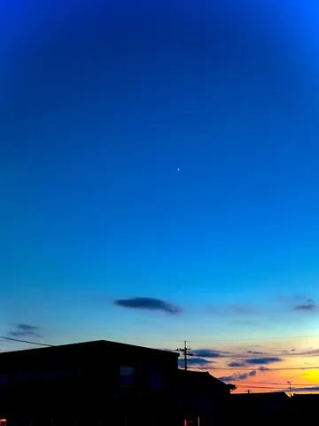 夕暮れの空に浮かぶ一瞬